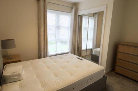 Bedroom 1 photograph 2