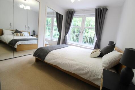 Master bedroom photograph 2