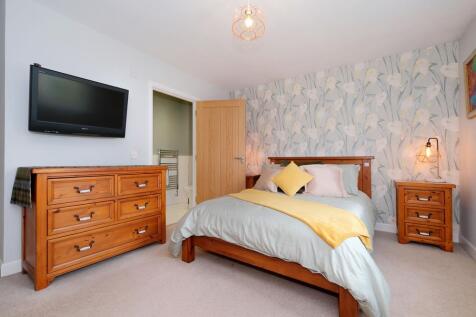 Bedroom 1 photograph 2