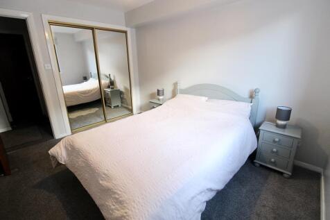 Bedroom 1 - Photograph 2