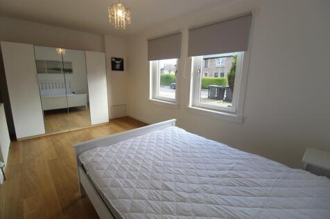 Bedroom 1 photograph 2