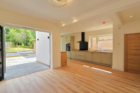 KITCHEN / FAMILY ROOM