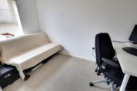 BEDROOM/STUDY