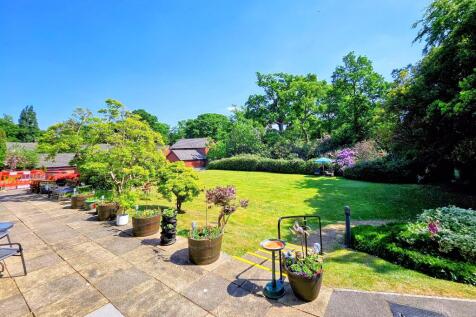 Elizabeth Court, communal grounds