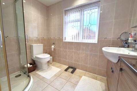 En-suite to master bedroom