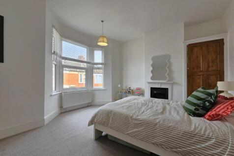 Bedroom One (2).jpg