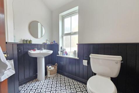 Bathroom (2).jpg