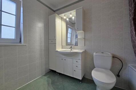 Bathroom (2).jpg