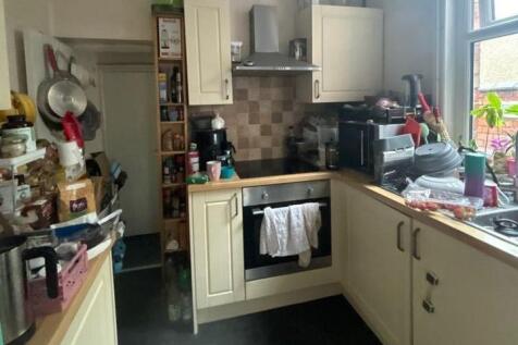82e kitchen.jpg