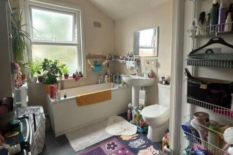 82e bathroom.jpg