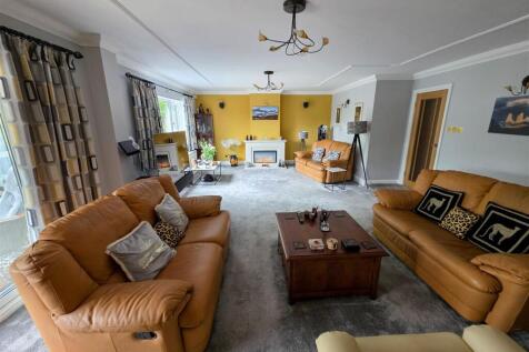 Lounge 1b.jpg