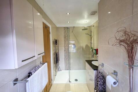 En suite Bathroom.jpg