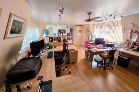 Bedroom 4- currently study 1b.jpg