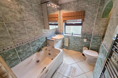 Main Bathroom.jpg
