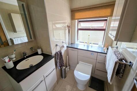 En suite Bathroom 1a.jpg