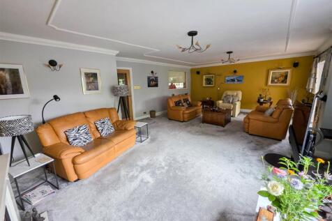 Lounge 1a.jpg