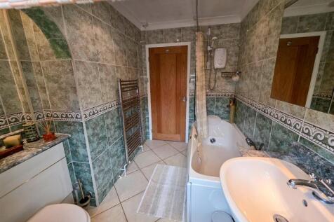 Main Bathroom 1a.jpg