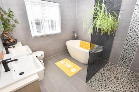 EN SUITE BATHROOM