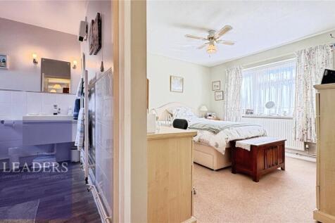 Bedroom / Bathroom