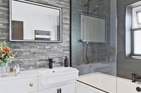 Bathroom (2).jpg