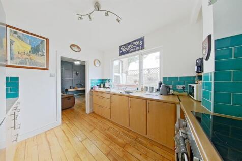 Kitchen (3).jpg