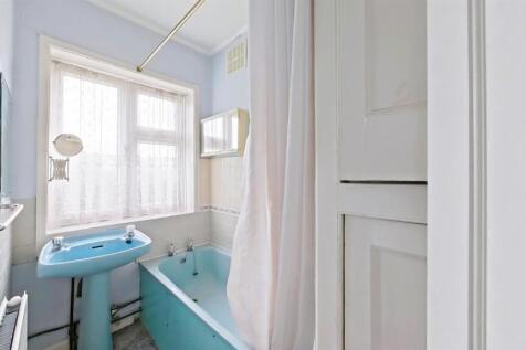 Bathroom (2).jpg