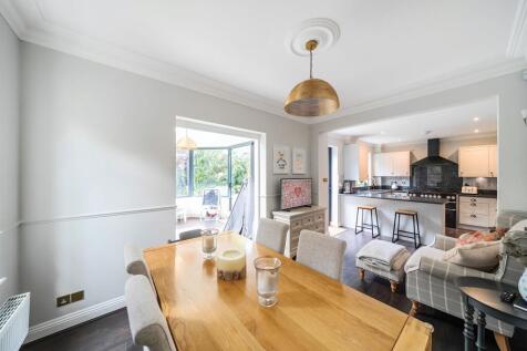 Kitchen/ Dining Room