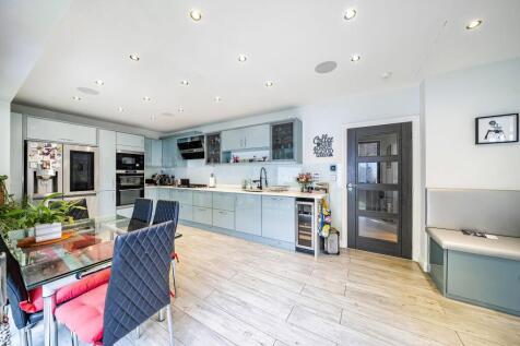 Kitchen/ Dining Room