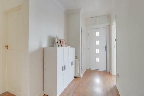 60 GUERNSEY GARDENS INSIDE-2.jpg