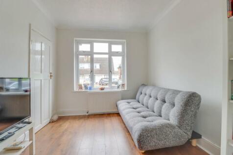 60 GUERNSEY GARDENS INSIDE.jpg