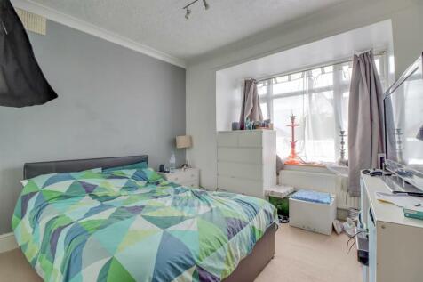 60 GUERNSEY GARDENS INSIDE-3.jpg
