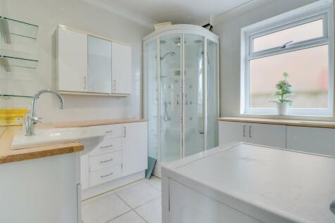 60 GUERNSEY GARDENS INSIDE-4.jpg