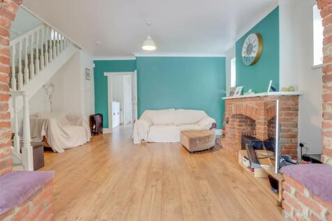 60 GUERNSEY GARDENS INSIDE-7.jpg