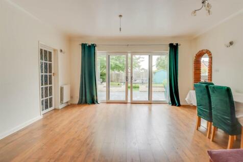 60 GUERNSEY GARDENS INSIDE-6.jpg