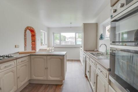 60 GUERNSEY GARDENS INSIDE-9.jpg