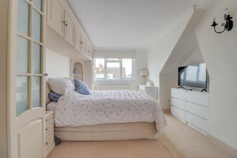 60 GUERNSEY GARDENS INSIDE-15.jpg