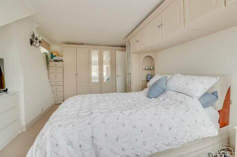 60 GUERNSEY GARDENS INSIDE-11.jpg