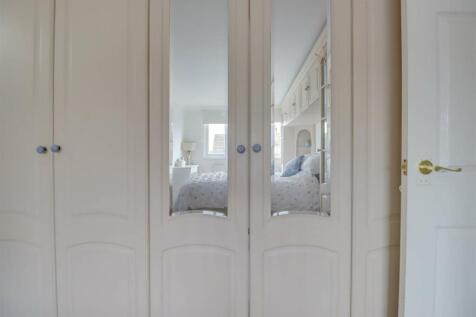 60 GUERNSEY GARDENS INSIDE-12.jpg