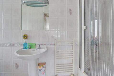 60 GUERNSEY GARDENS INSIDE-14.jpg