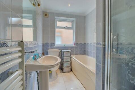 60 GUERNSEY GARDENS INSIDE-19.jpg