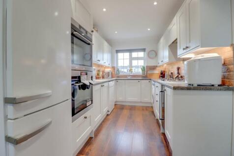 77 SOUTHEND ROAD INSIDE-3.jpg