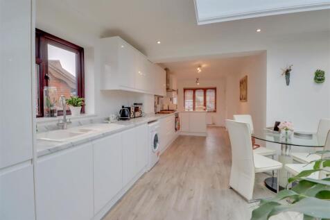 38 MERSEA CRES INSIDE-4.jpg