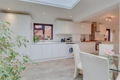 38 MERSEA CRES INSIDE-3.jpg
