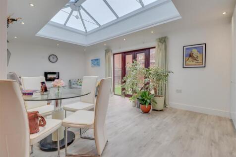 38 MERSEA CRES INSIDE.jpg