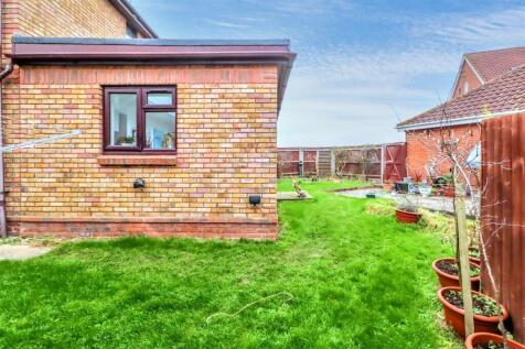 38 MERSEA CRES OUTSIDE.jpg