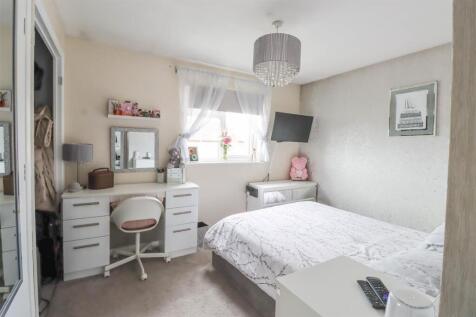 17 PEBMARSH BEDROOM 1.jpg
