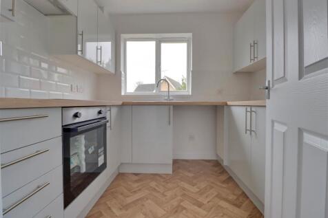 12 HEADINGLEY CLOSE-12.jpg