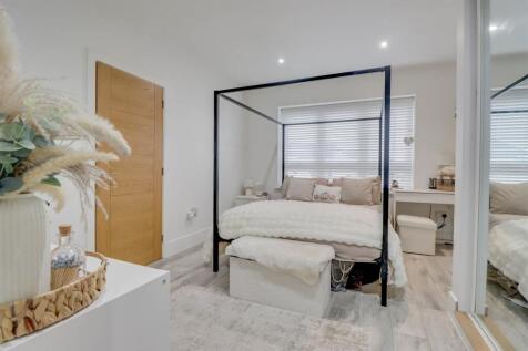 93 SWAN LANE INSIDE 2024 (16).jpg