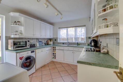 5 HORNCHURCH INSIDE-4.jpg