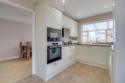 11 SUDBROOK CLOSE INSIDE-5.jpg